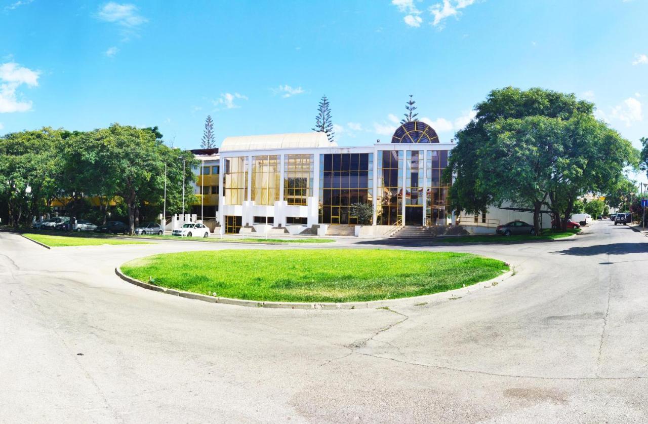 Moradia Geminada V0 - Localizacao Central - Privada Quarteira Ngoại thất bức ảnh
